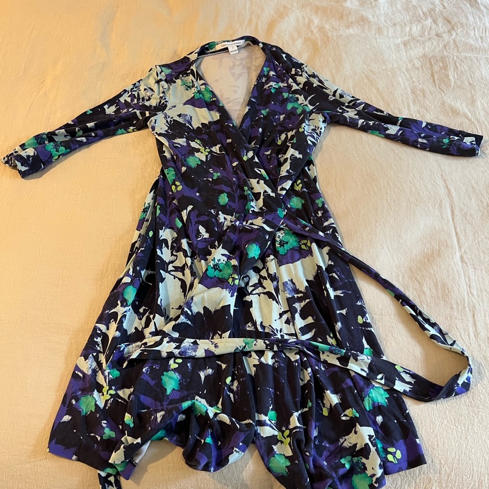 DVF wrap dress new Jeanne size 8 in blue and purple. Beautiful colors and fit!